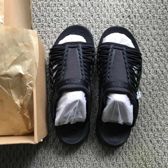 Men's / Unisex KEEN UNEEK SNK Slide On Slippers In Black/Black - Picture 15 of 16